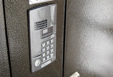 Подъездная дверь